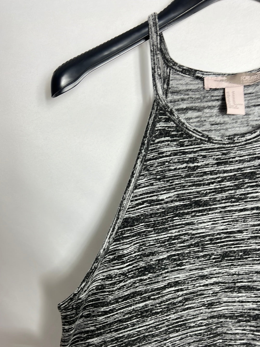 FOREVER 21. Top cuello halter gris jaspeado. T M