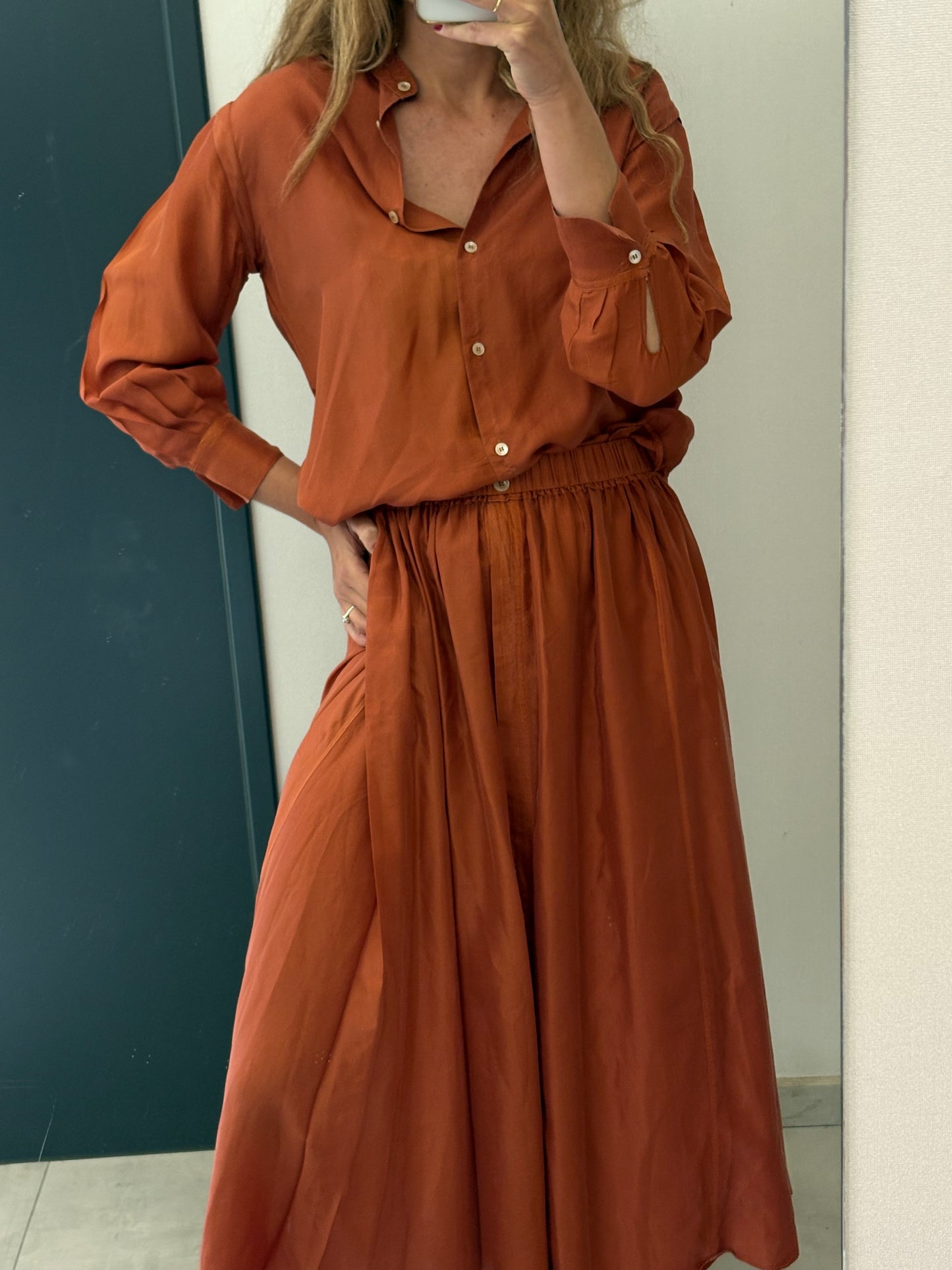 FORTE FORTE. Total look falda y camisa seda teja