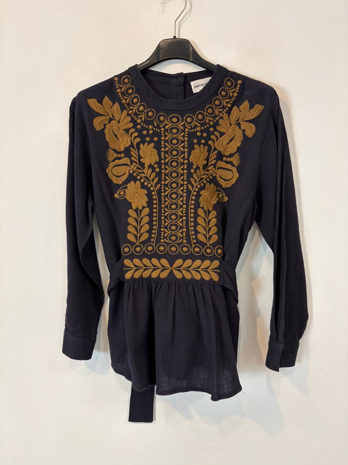 ANTIK BATIK. Blusa azul textura bordados
