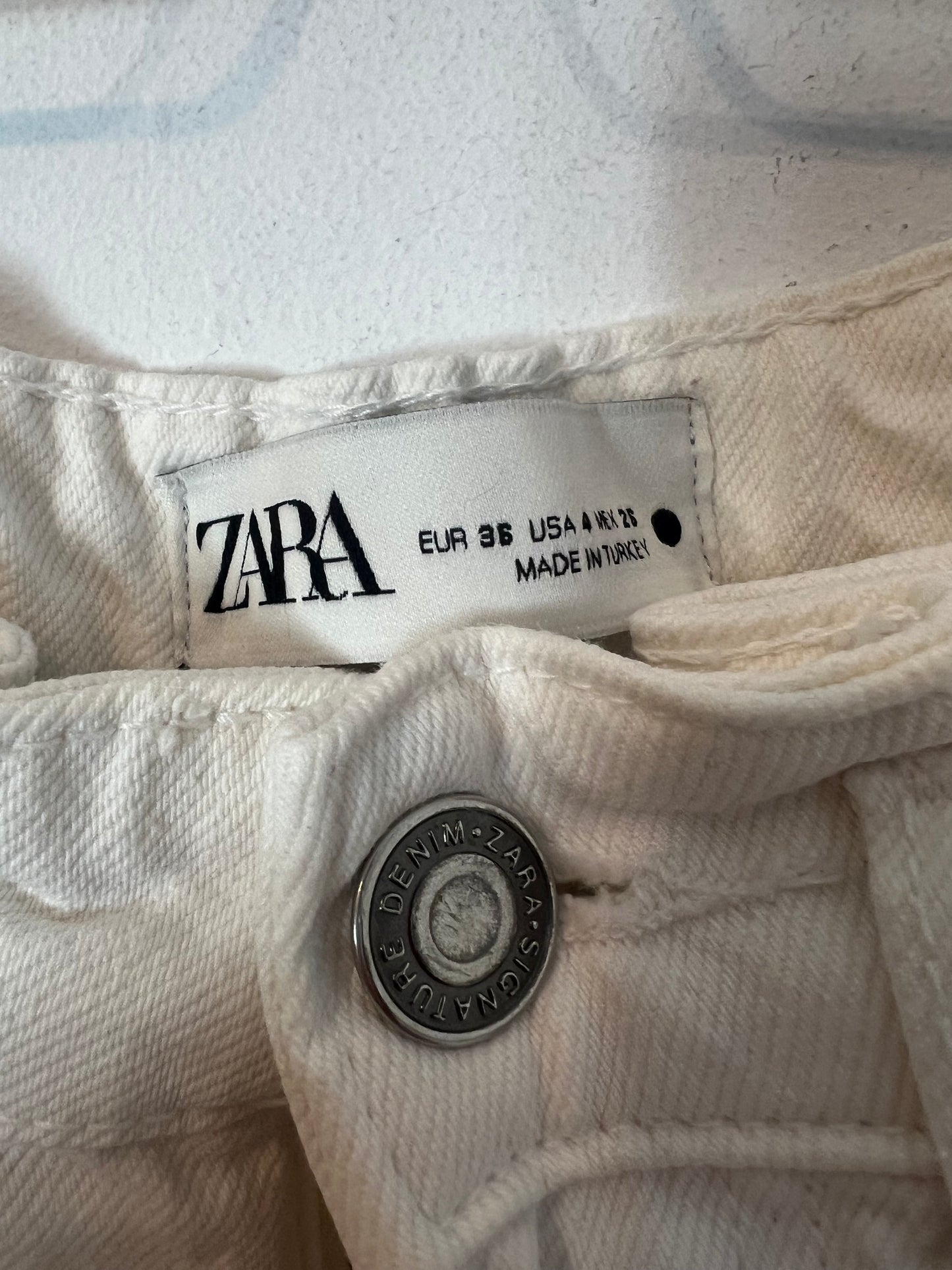 ZARA. Denim pinzas blanco. T 36