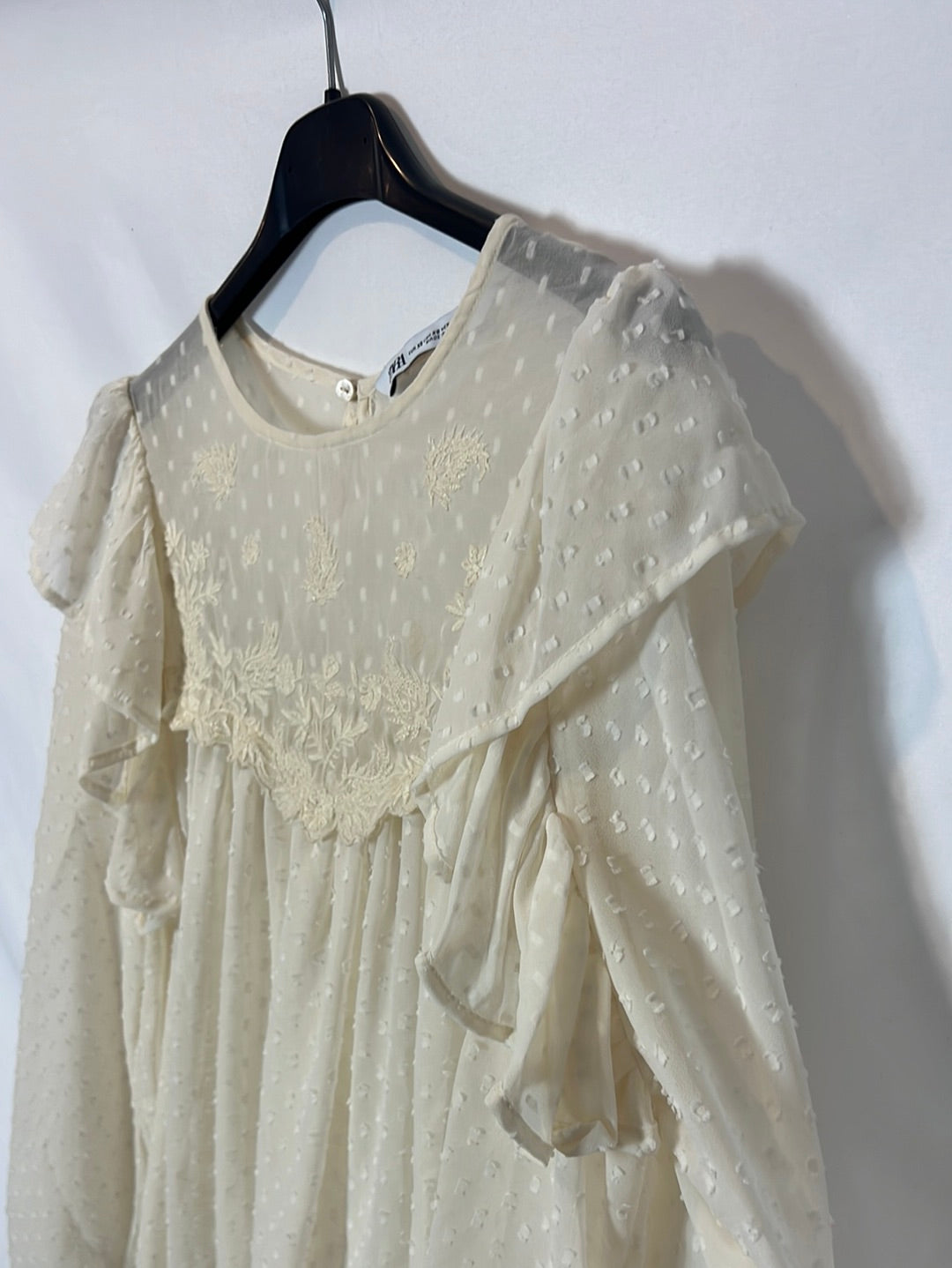 ZARA. Blusa beige claro bordados. T XS