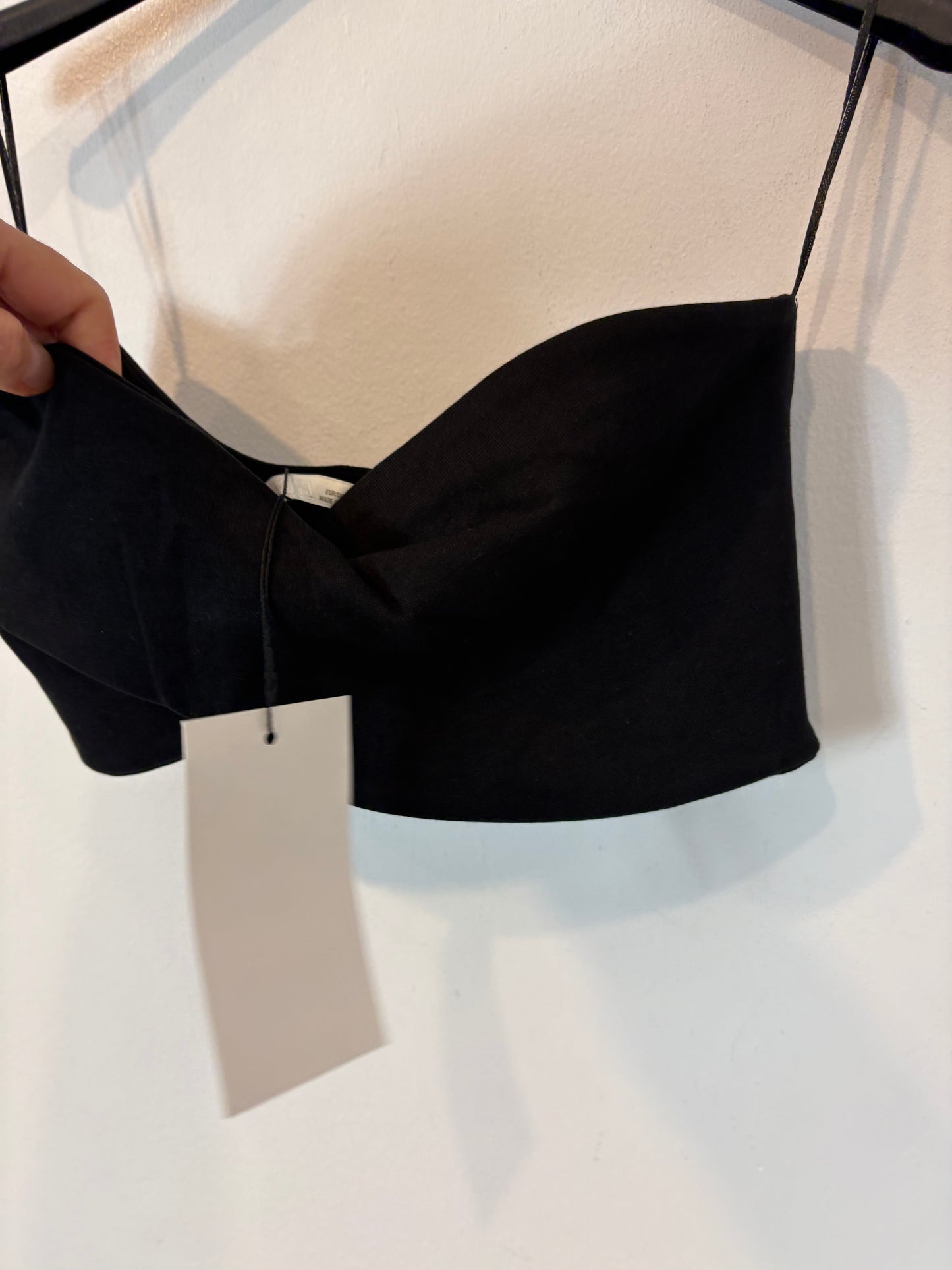 ZARA. Top negro palabra de honor