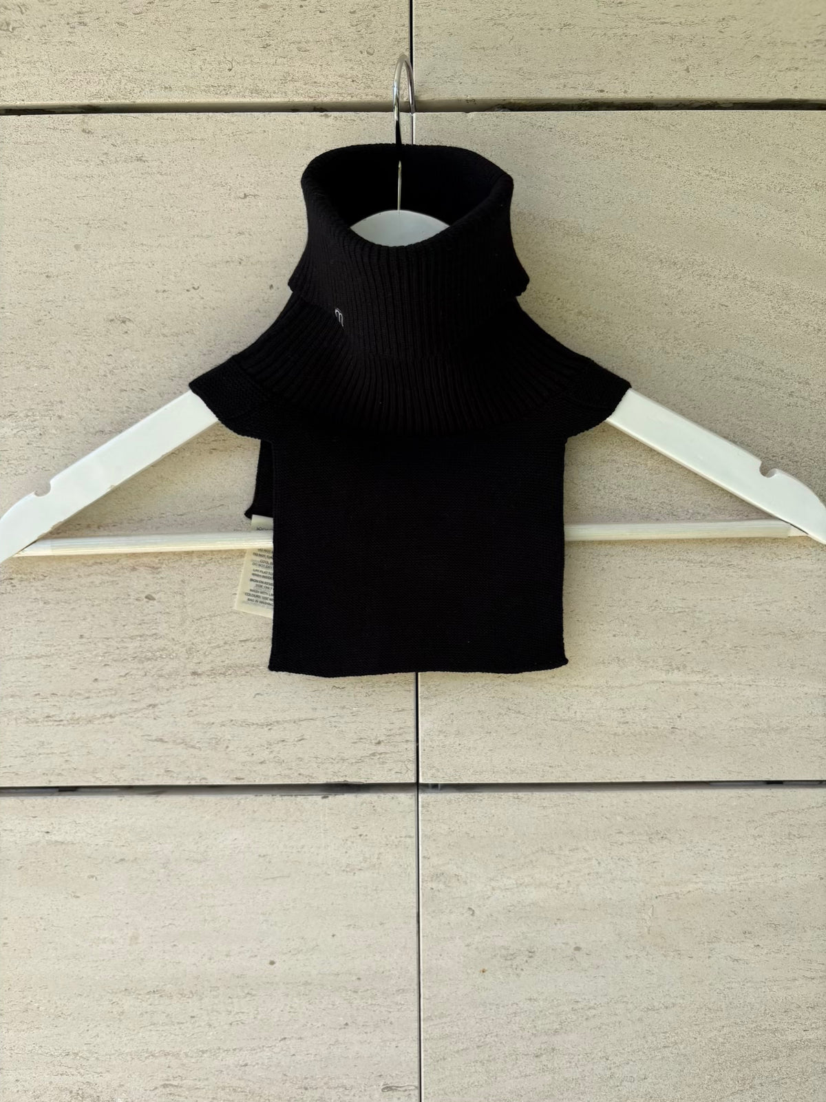 MINIMO. Cuello punto negro