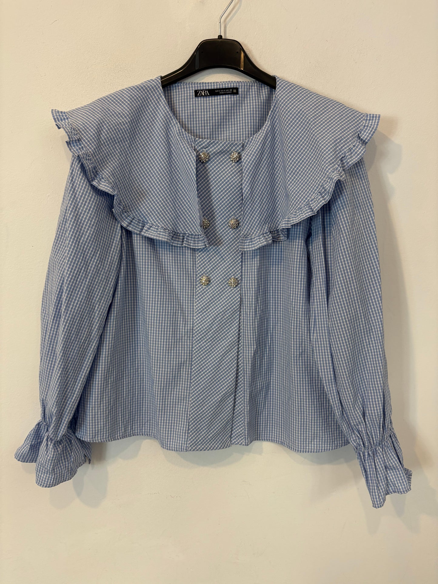 ZARA. Blusa azul botones joya