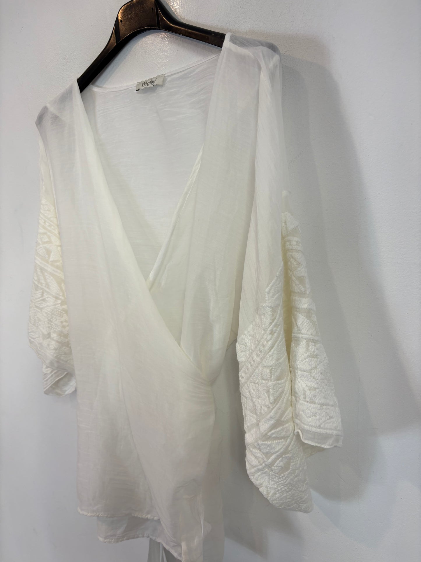MOTEL. Blusa blanca cruzada con seda