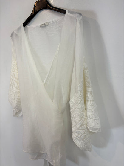 MOTEL. Blusa blanca cruzada con seda