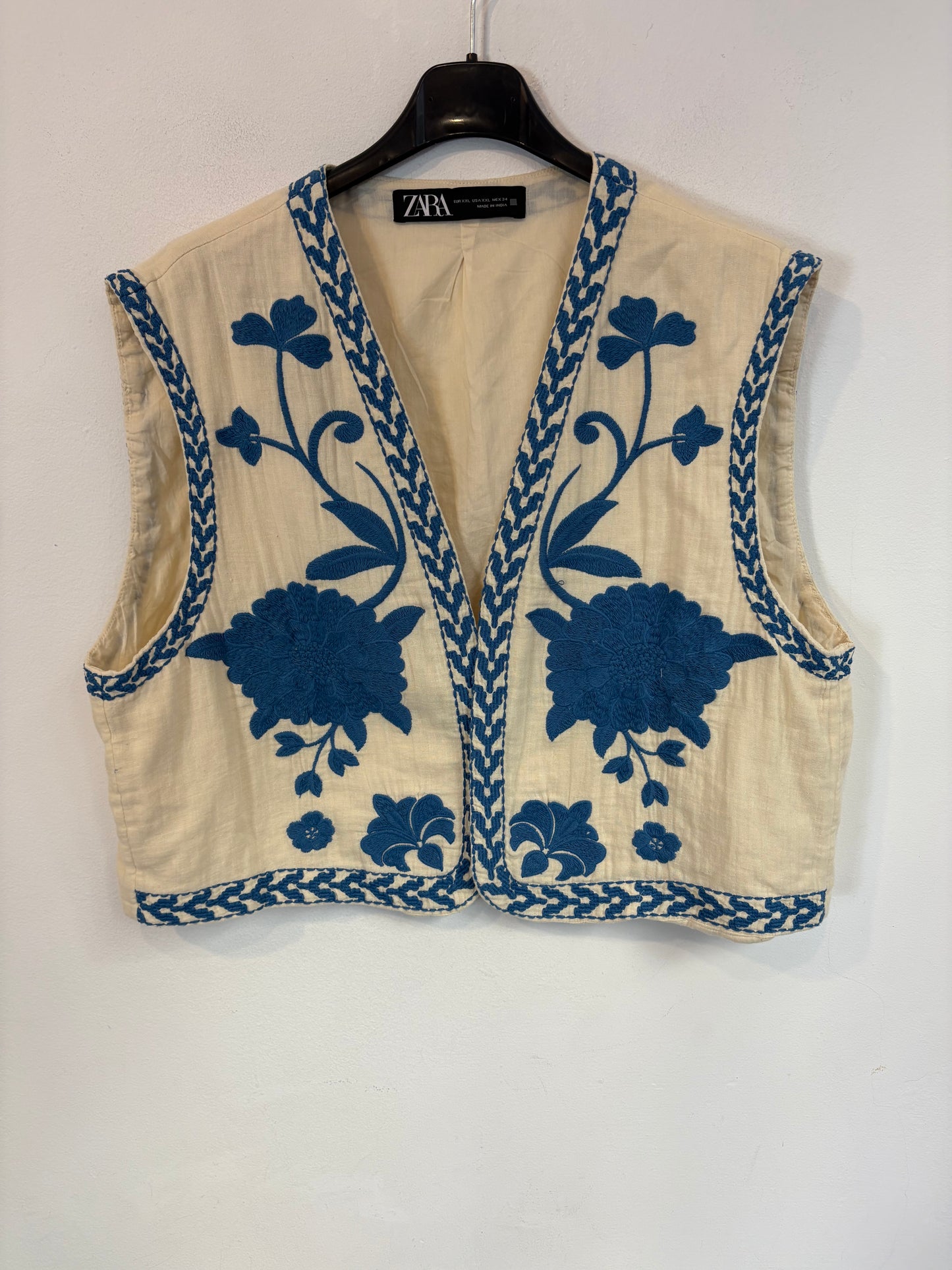 ZARA. Chaleco beige bordado azul