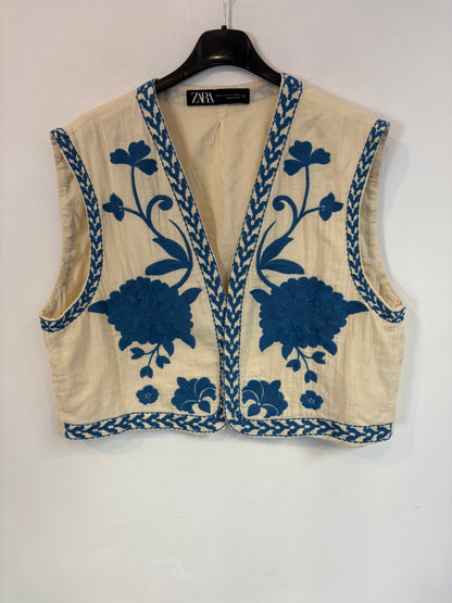 ZARA. Chaleco beige bordado azul