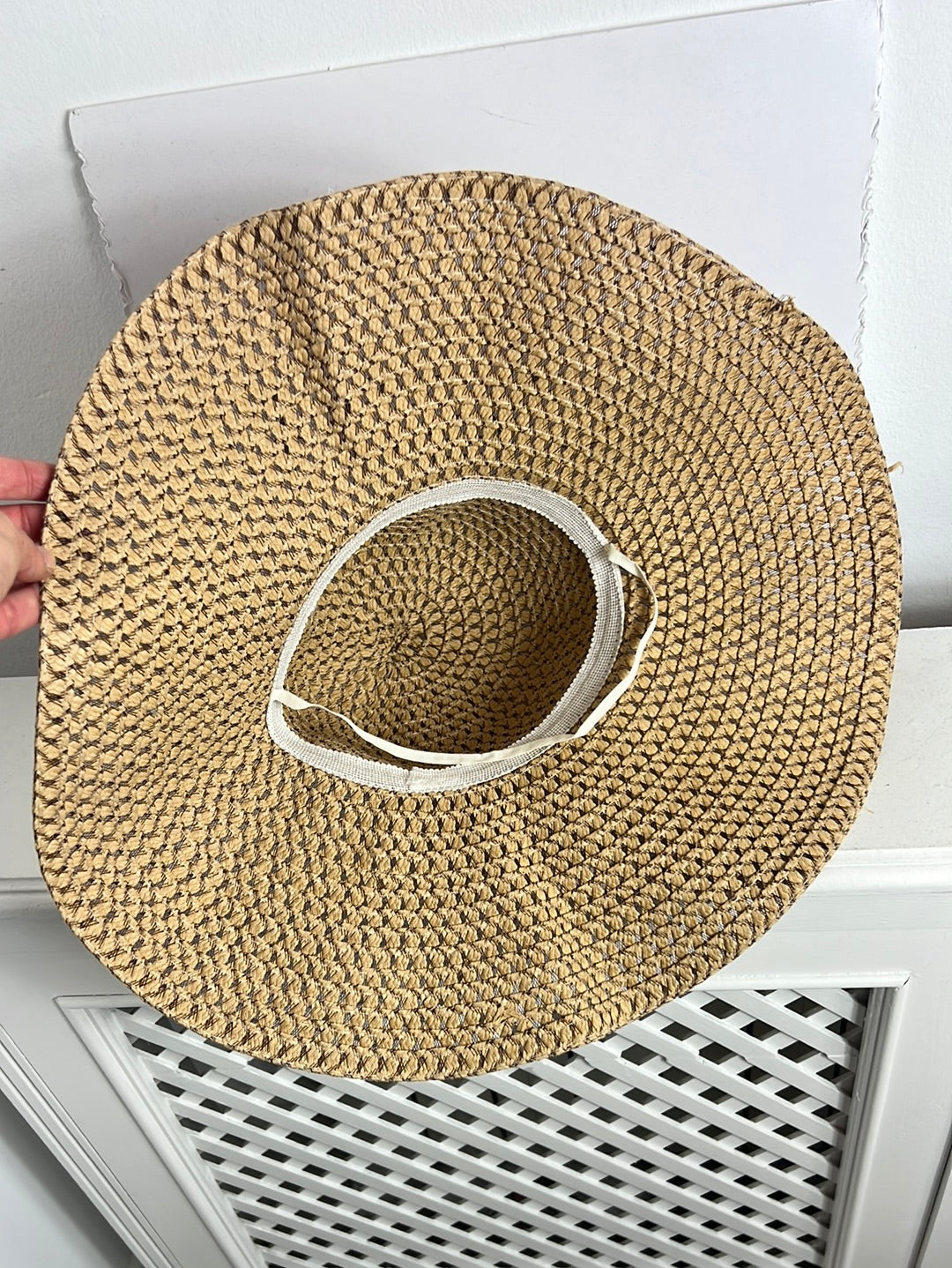 OTRAS. Pamela rafia ala ancha