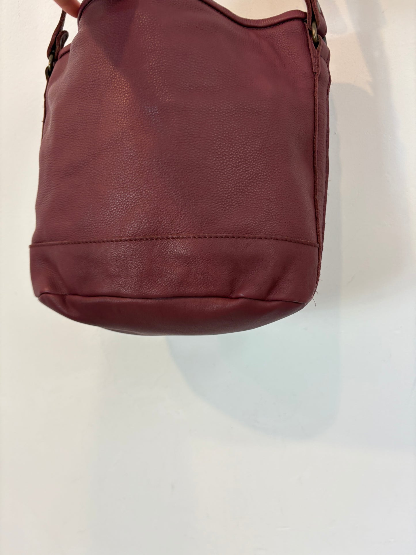 MICUIR. Bolso piel trenzada burdeos