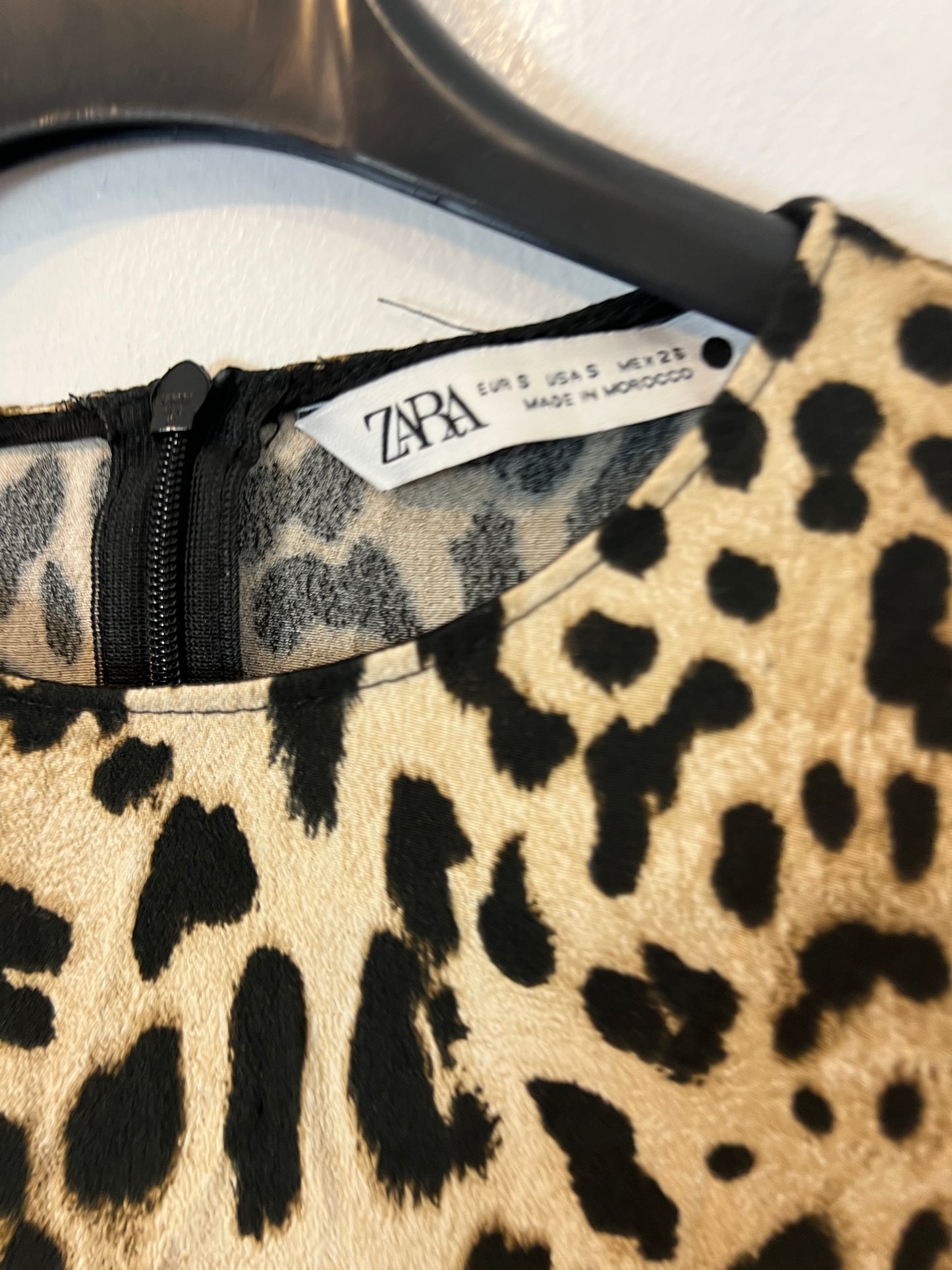 ZARA. Vestido midi animal print fluido. T XS