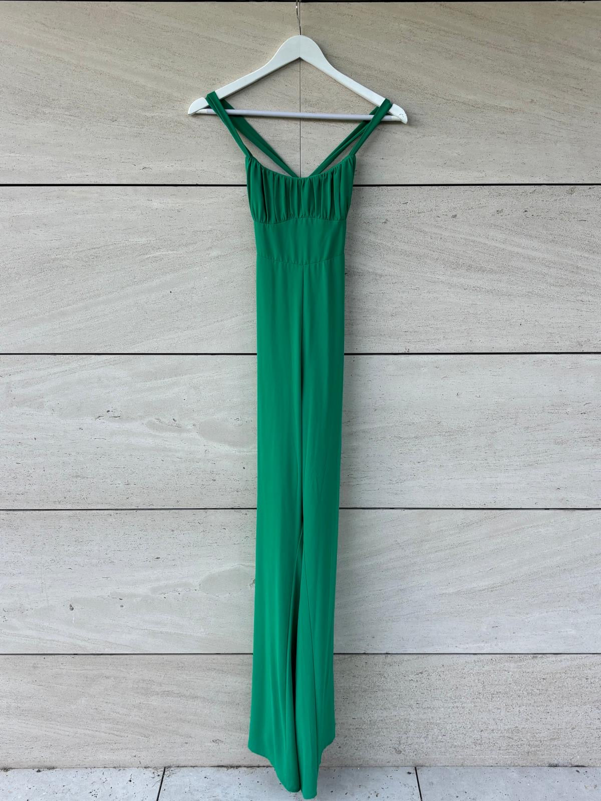 LADY PIPA. Mono verde fluido espalda cruzada