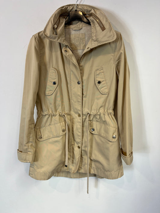 MASSIMO DUTTI. Chaqueta ligera cortavientos beige. T S