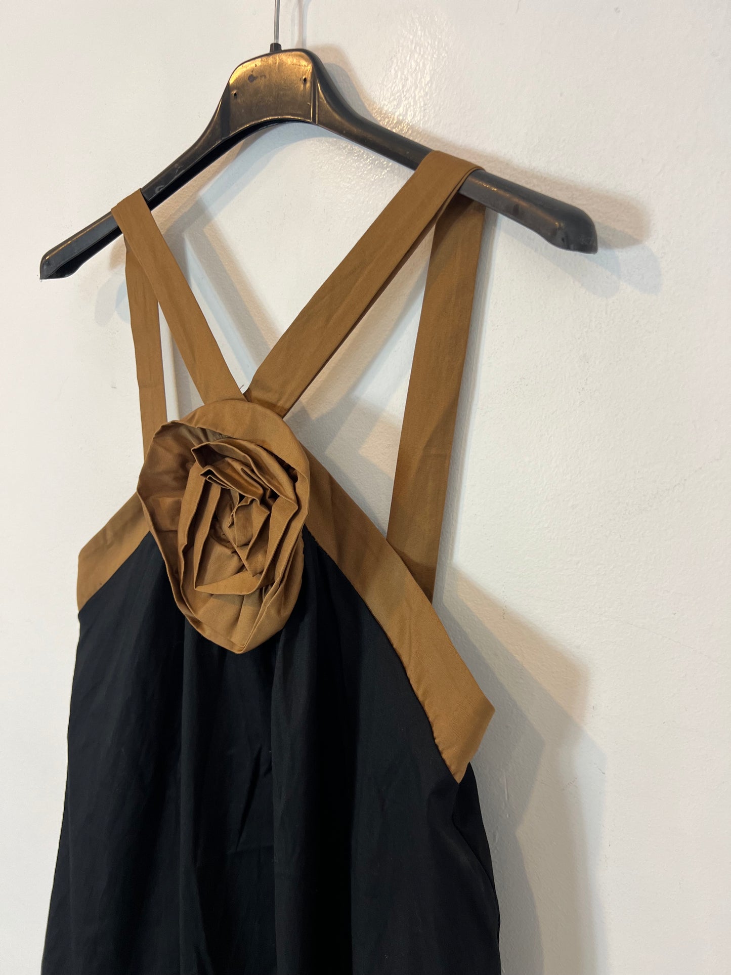 OTRAS. Vestido largo negro halter flor. T S/M