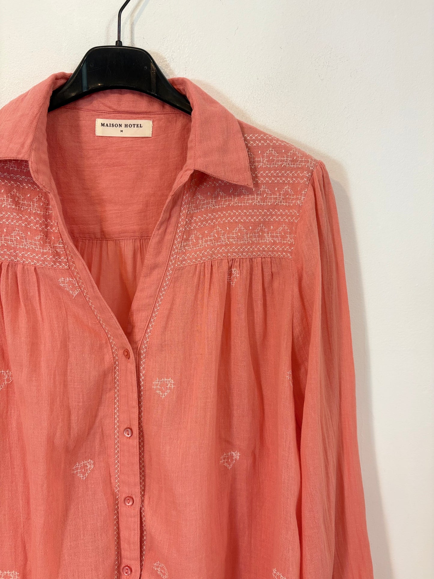 MAISON HOTEL. Blusa rosa bordados