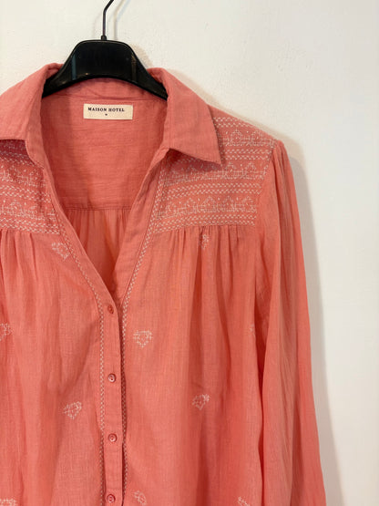 MAISON HOTEL. Blusa rosa bordados
