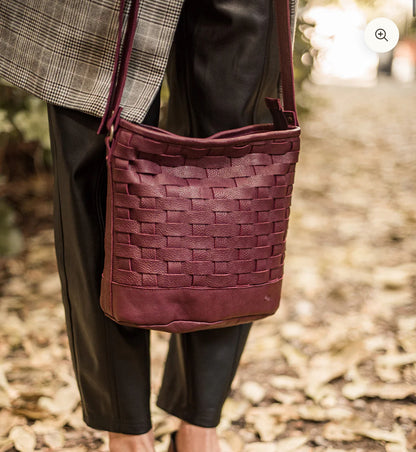MICUIR. Bolso piel trenzada burdeos