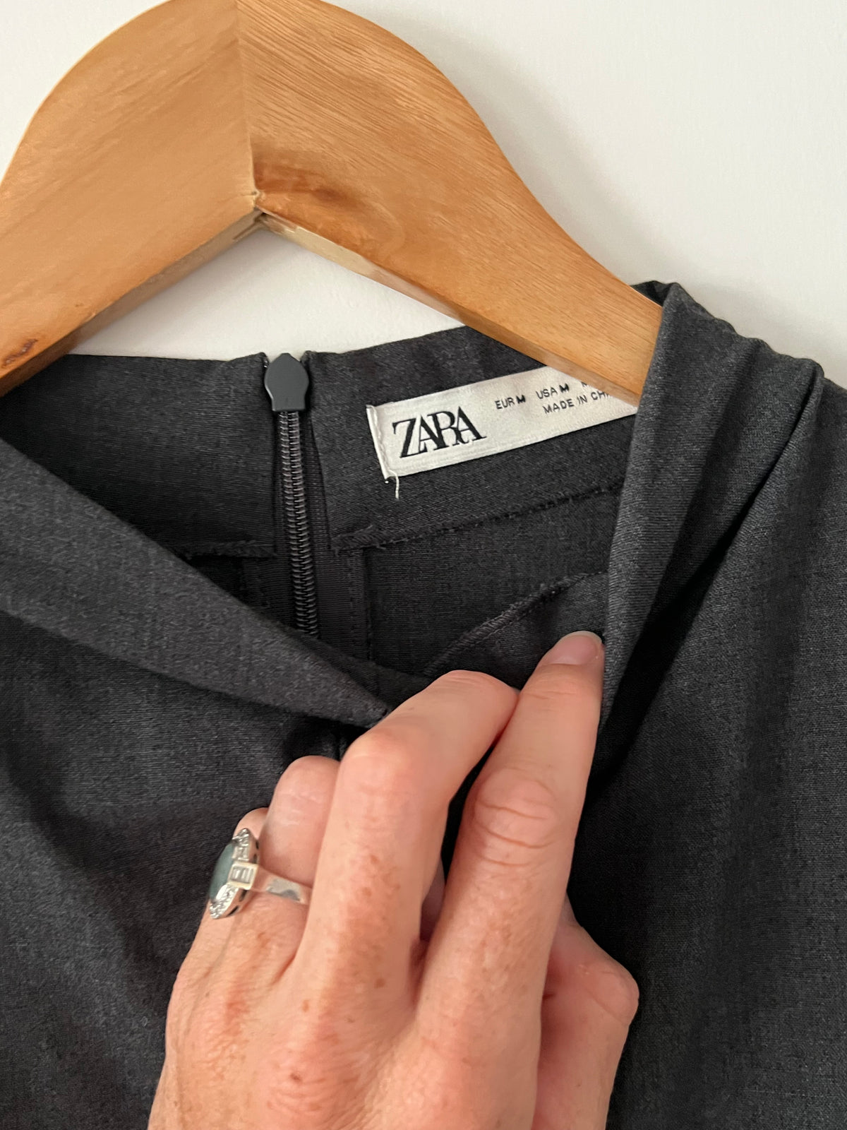 ZARA. Vestido gris cuello perkins