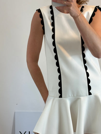 RED VALENTINO. Vestido corto volante. T 40 (S)