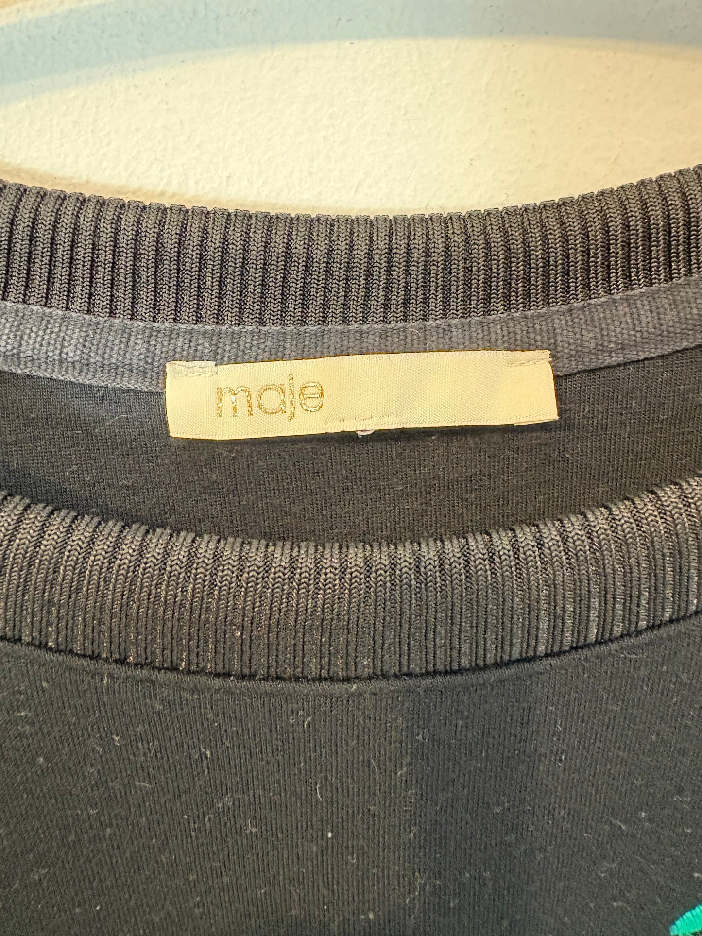 MAJE. Sudadera negra bordados