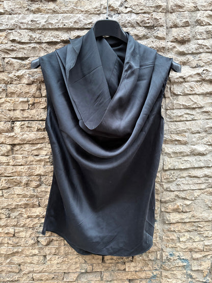 JANTAMINIAU. Top negro seda detalle cuello