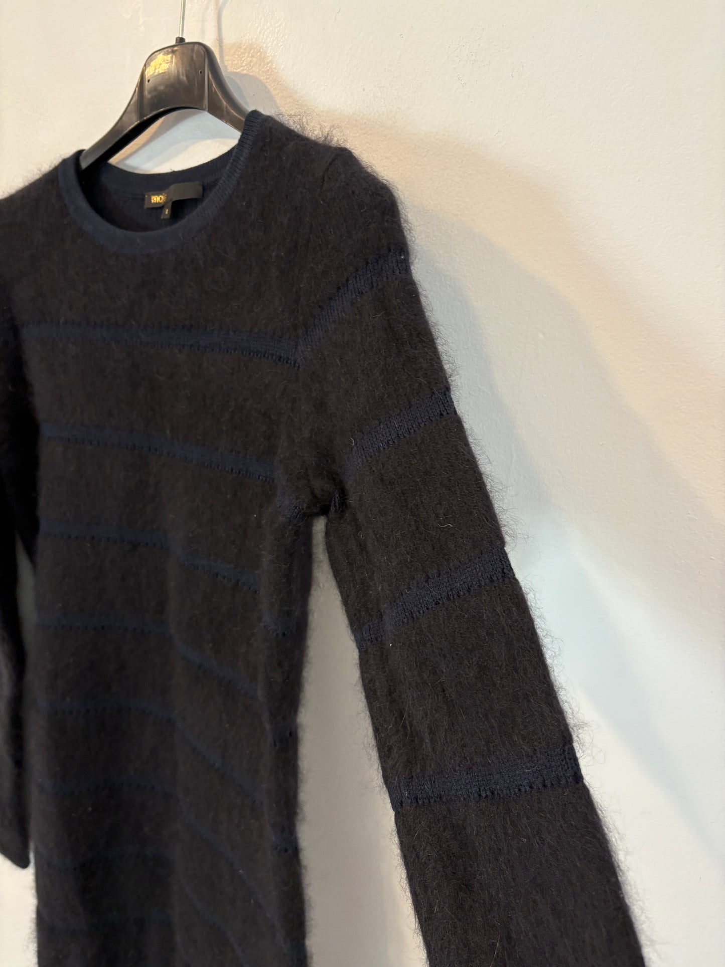 MAJE. Vestido azul y negro angora