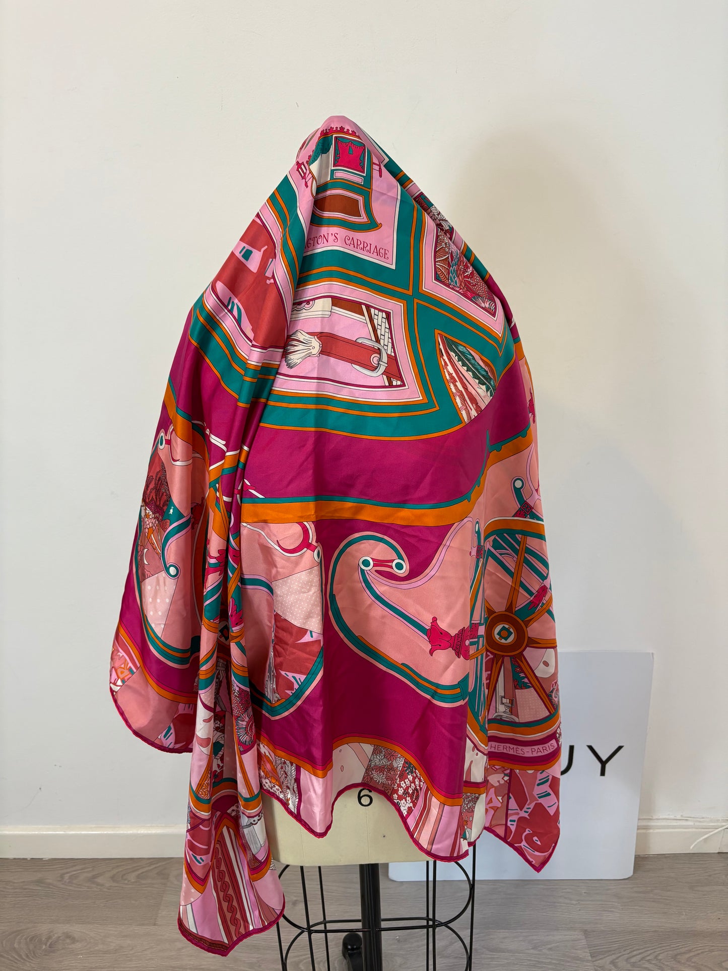 HERMÉS. Pañuelo rosa estampado