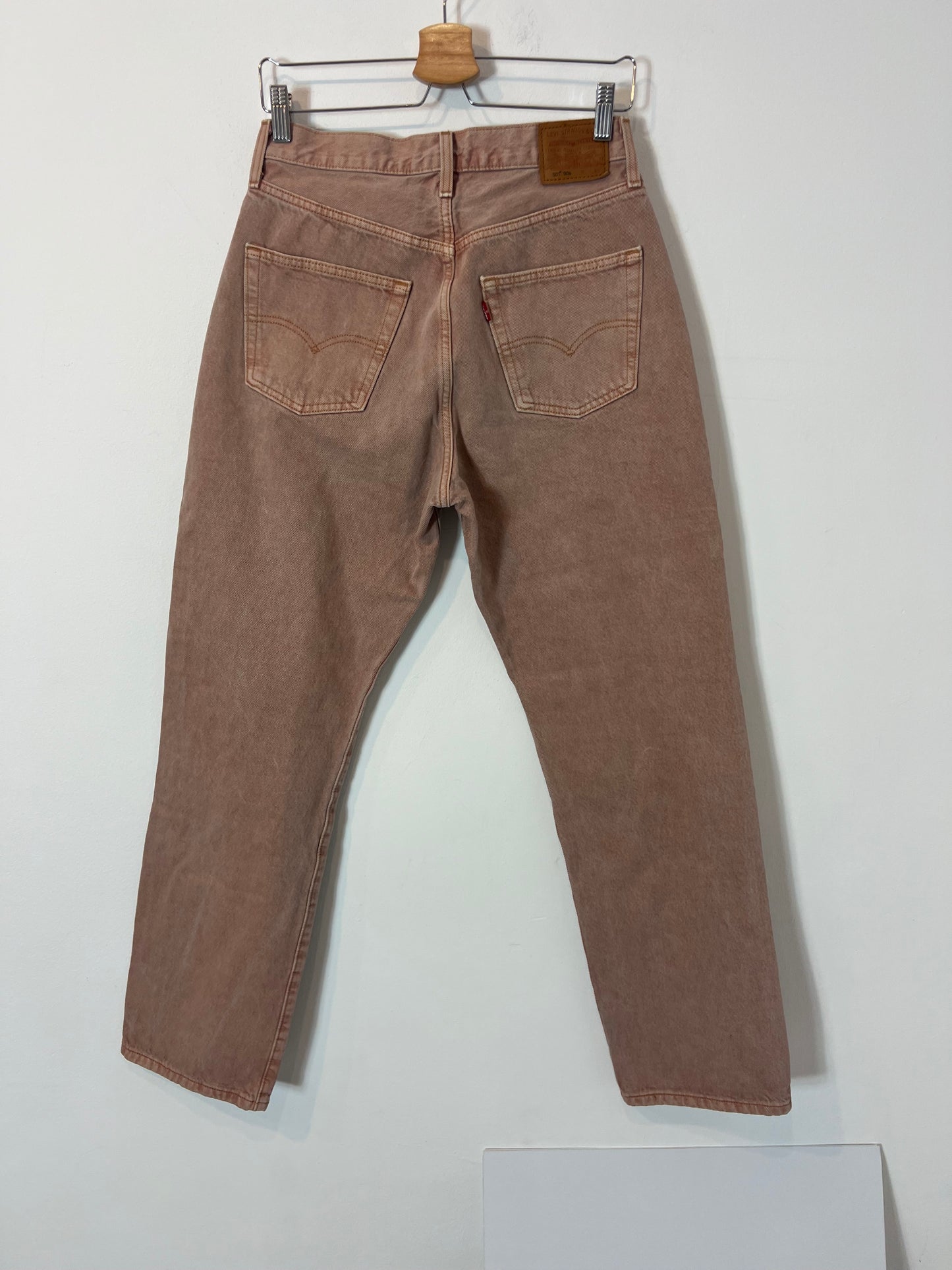 LEVI'S. Pantalón denim rosa T.40