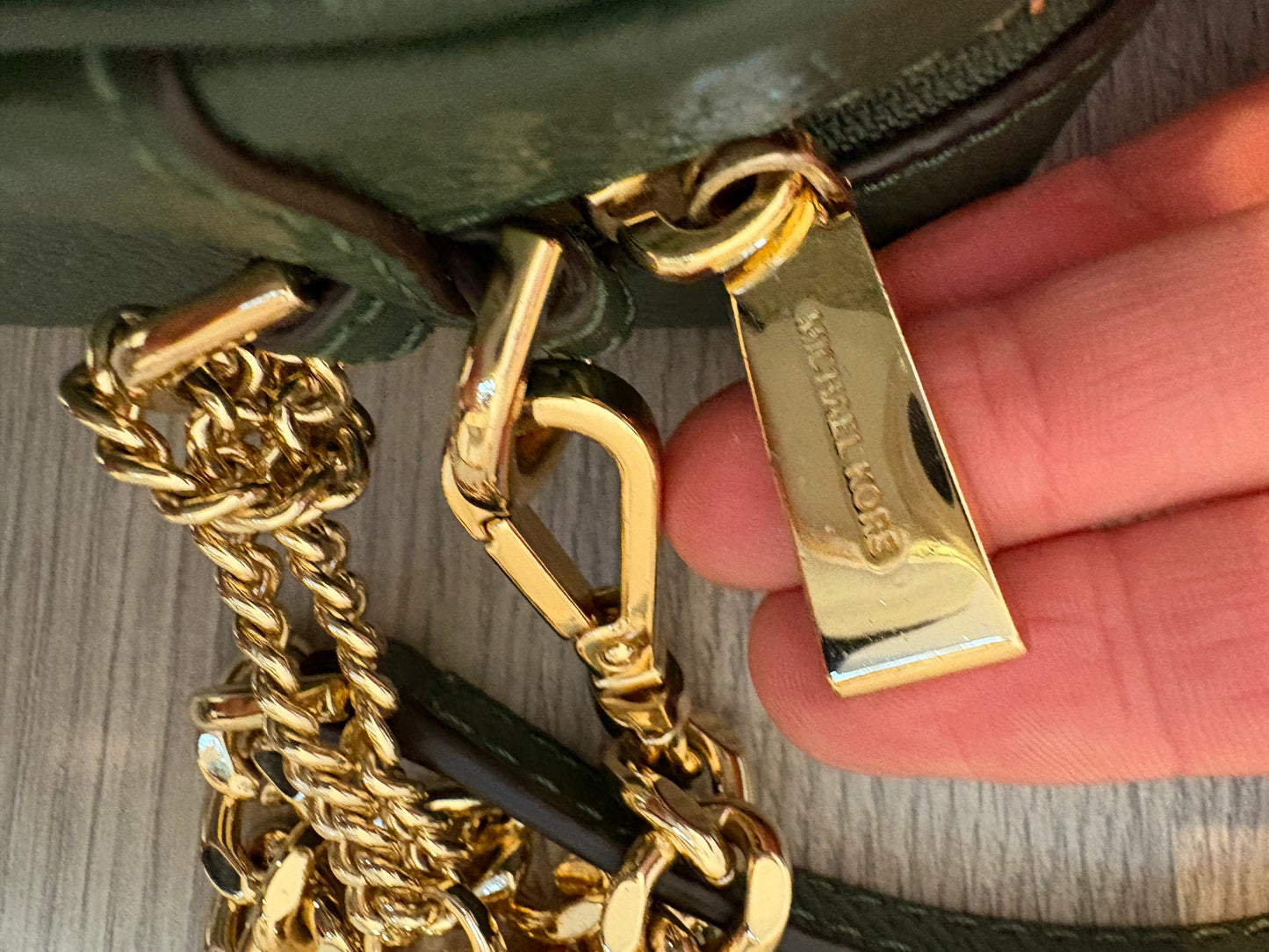 MICHAEL KORS. Bolso piel verde bandolera