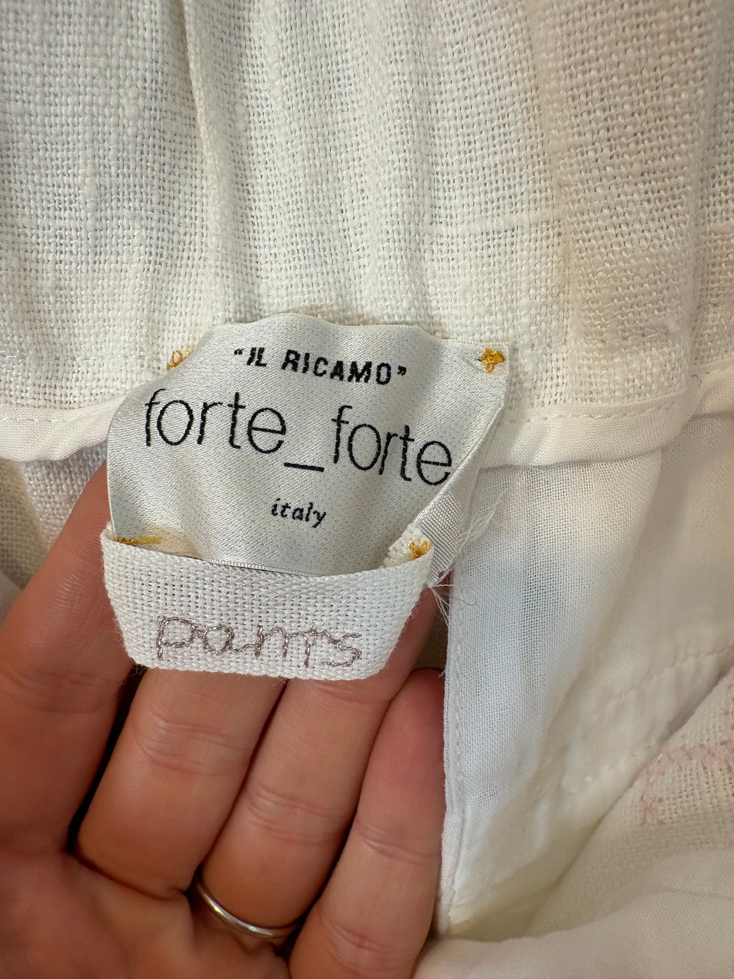 FORTE FORTE. Pantalón lino blanco detalles punto de cruz