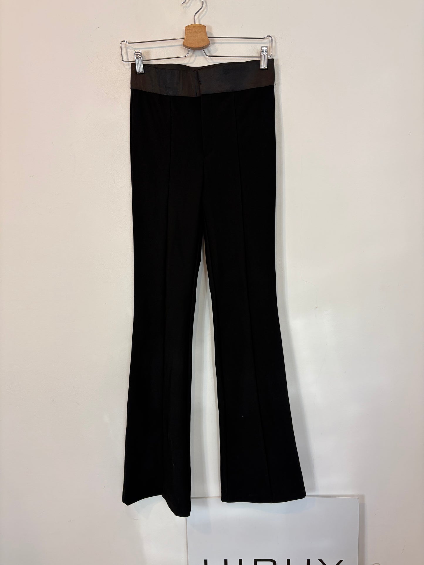 ZARA. Pantalón negro elástico cintura satinada
