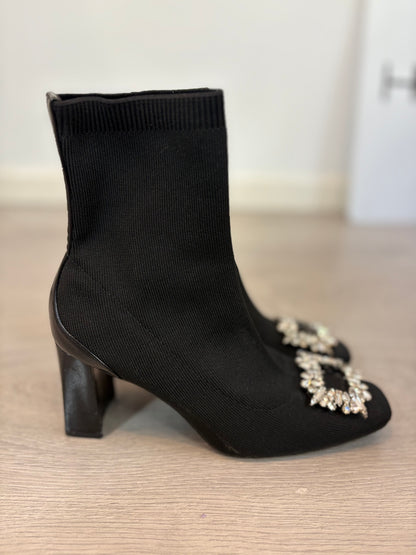 CORINA. Botin negro broche. T 38