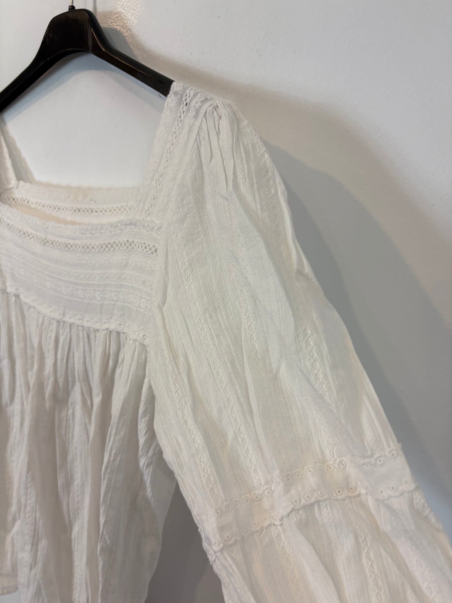 OTRAS. Blusa blanca detalla escote. T S