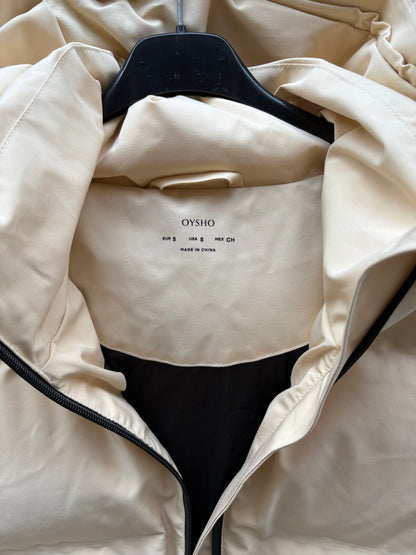 OYSHO. Plumas ski collection crema