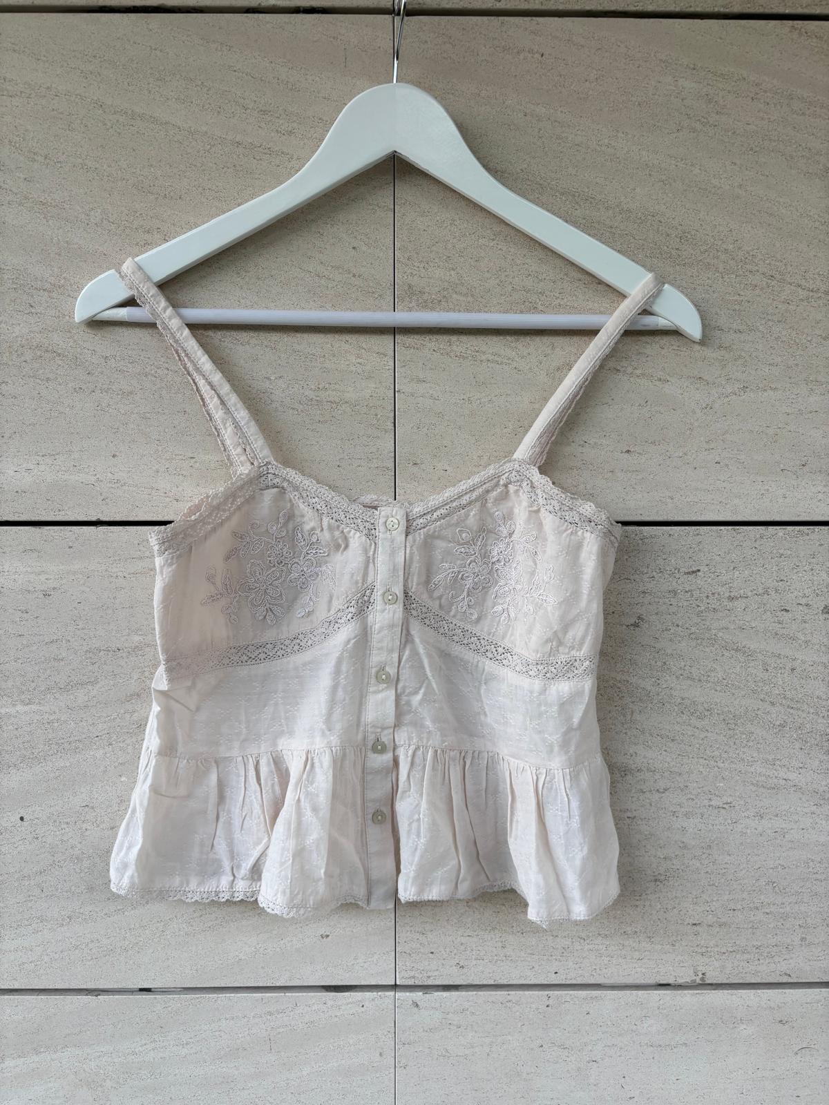 ZARA. Top beige claro bordados