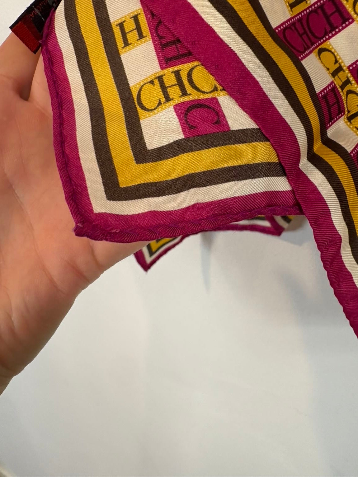 CAROLINA HERRERA. Pañuelo seda estampado monograma