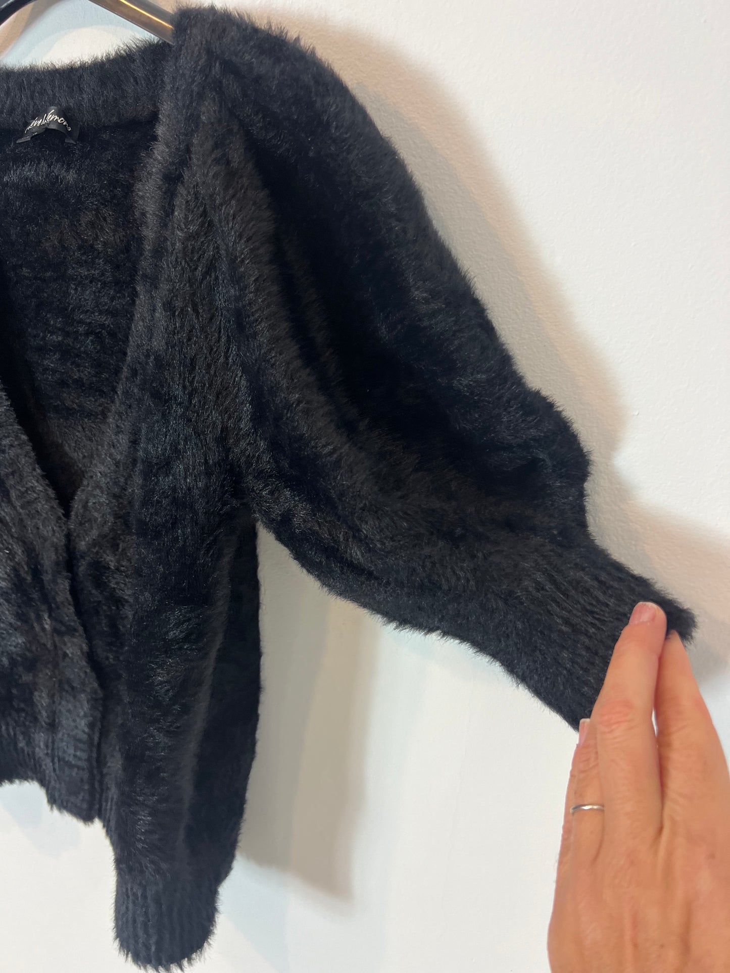 FOR LOVE & LEMONS. Top textura negro abotonado.. T S