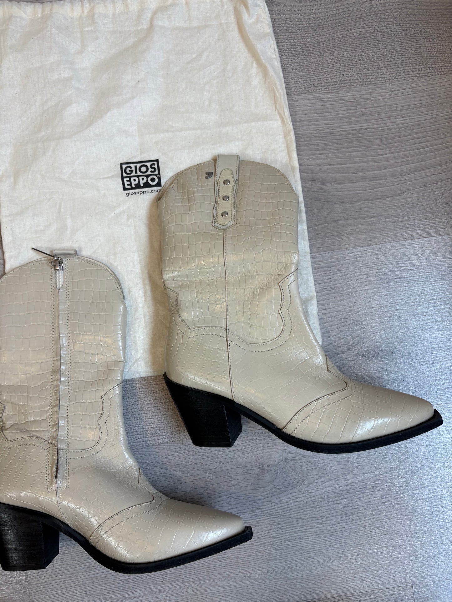 GIOSSEPO. Botas beige piel troquelada. T 41
