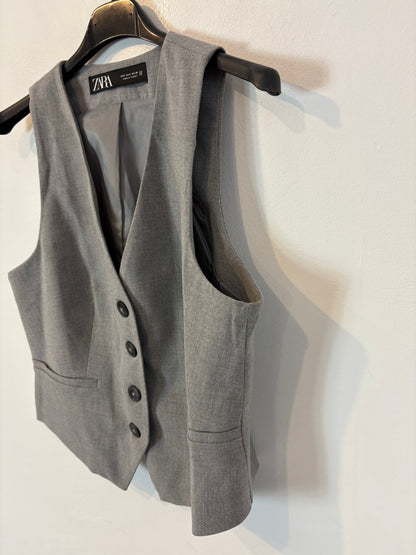 ZARA. Chaleco gris claro