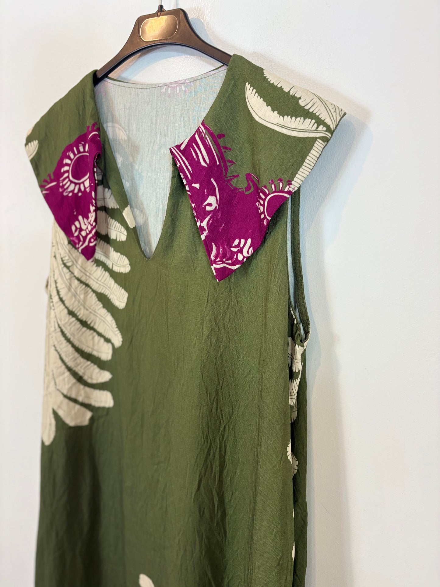 OTRAS. Vestido largo verde estampado. T M