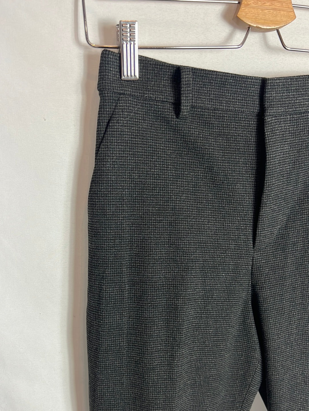 UNIQLO. Grey checked pleated trousers. Size XS
