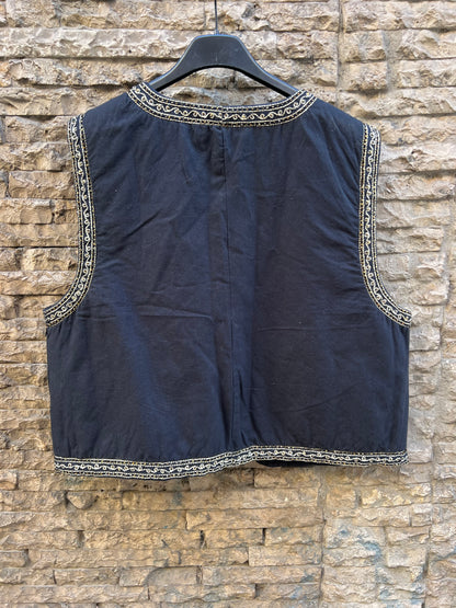 ZARA. Chaleco negro acolchado abalorios. T L