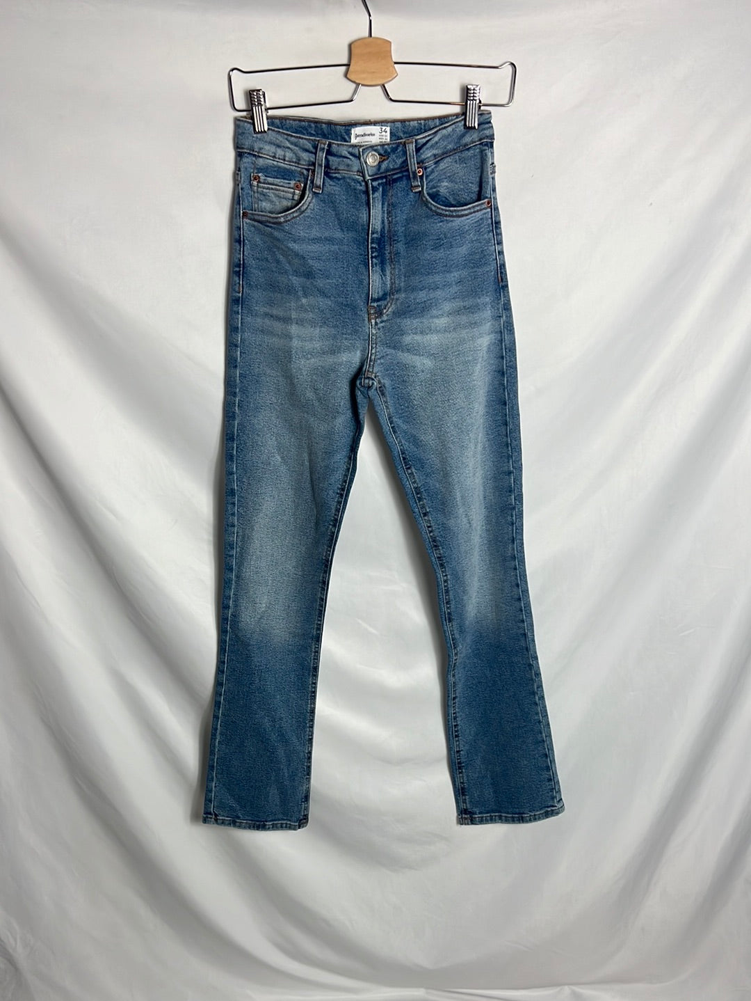 STRADIVARIUS. Pantalón denim ligeramente acampanado. T.34