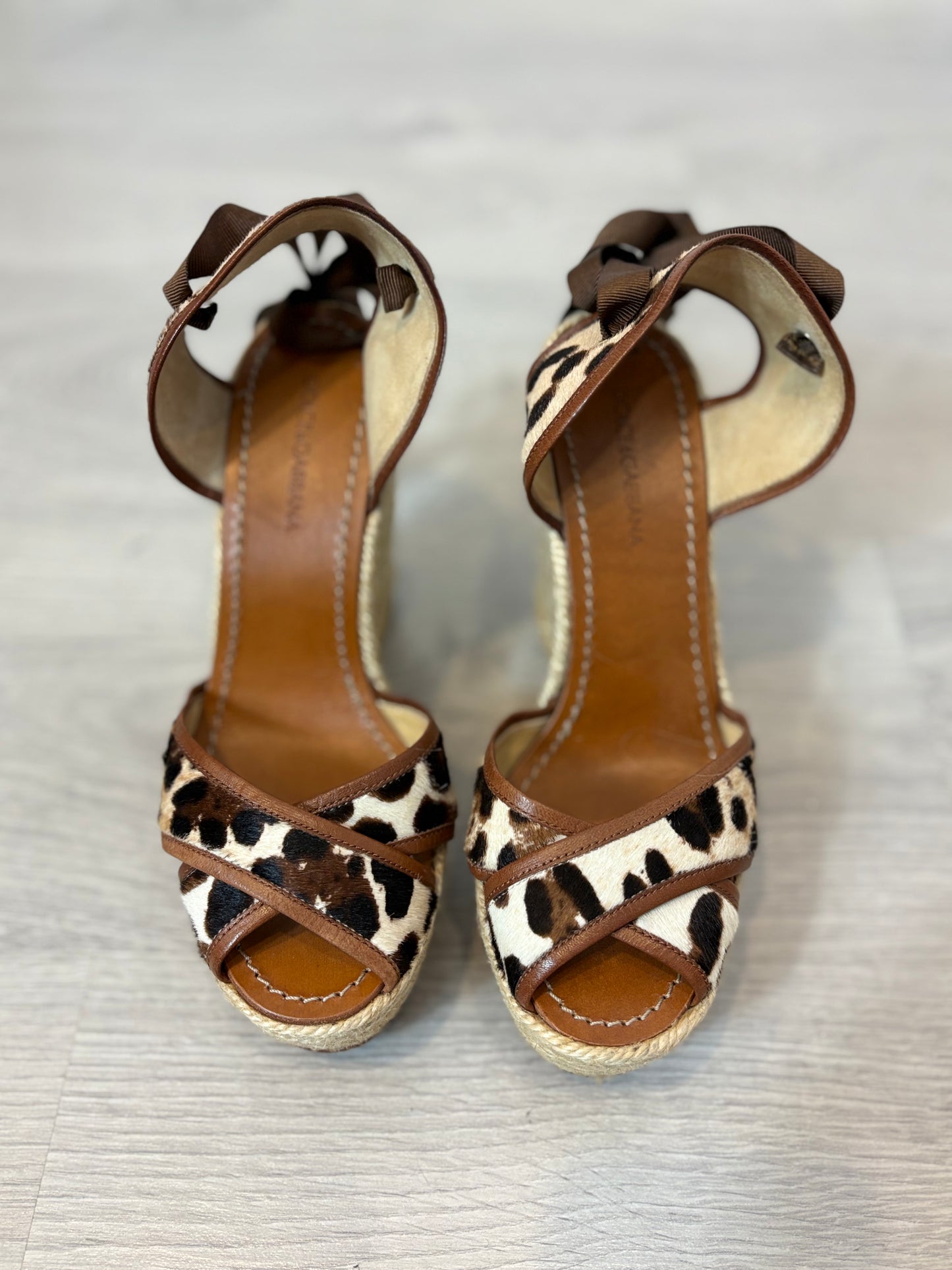 DOLCE & GABBANA. Cuñas animal print piel. T38