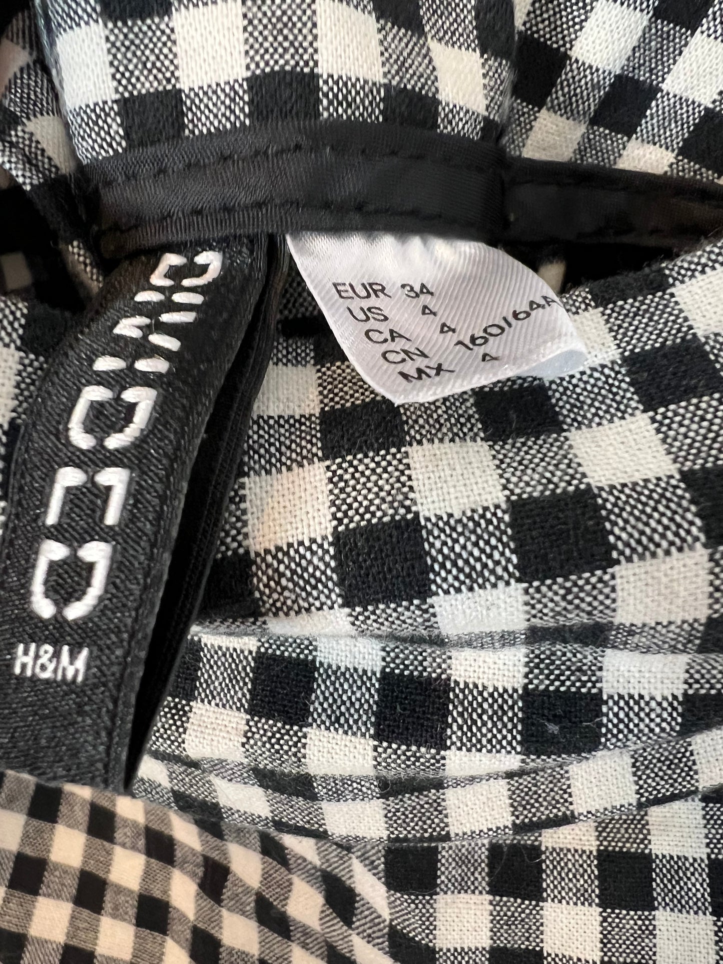 H&amp;M. Checkered flounce skirt. XS