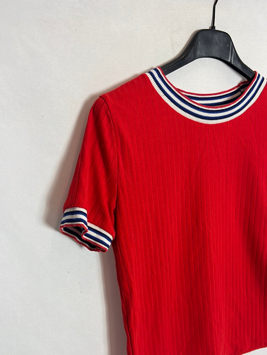 BERSHKA. Top rojo canalé T.m