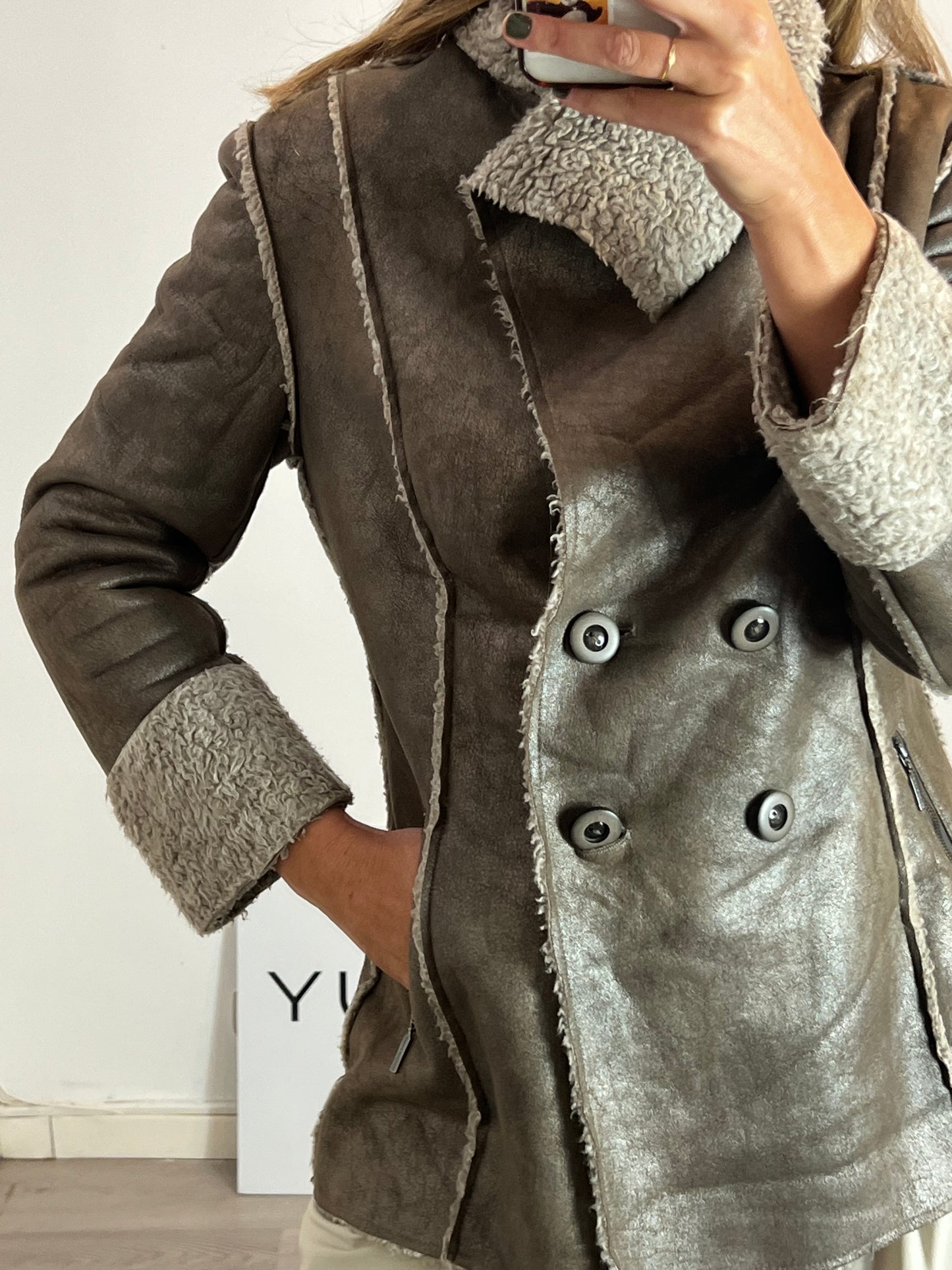 JAVIER SIMORRA. Abrigo color ocre borrego. T 40