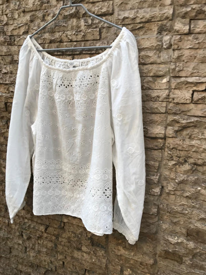 INTROPIA. Blusa blanca detalles bordados