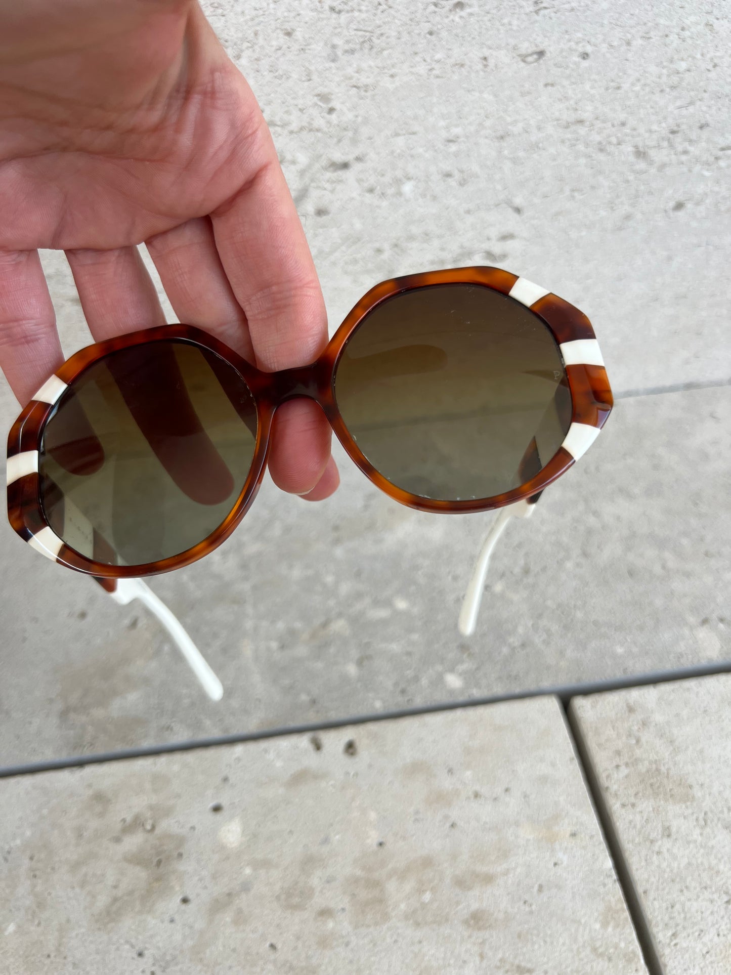 MÓ CARTUREGLI. Gafas de sol montura bicolor