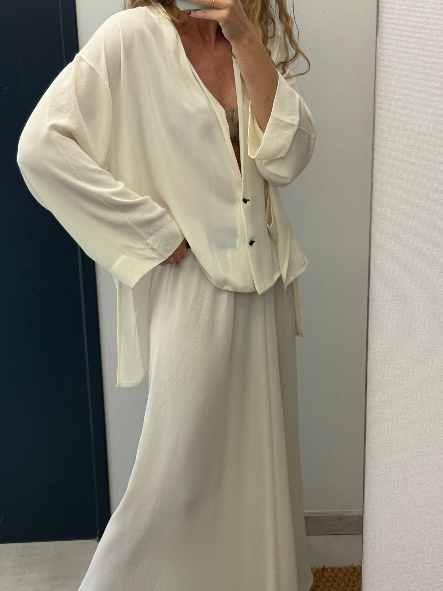 MARIA CALDERARA. Total look fluido color crudo